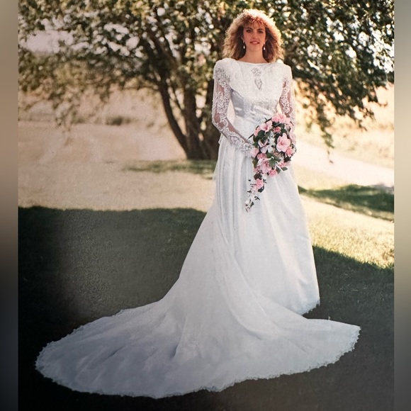 Wedding Dress with Headress and Veil - Picture 2 of 8
